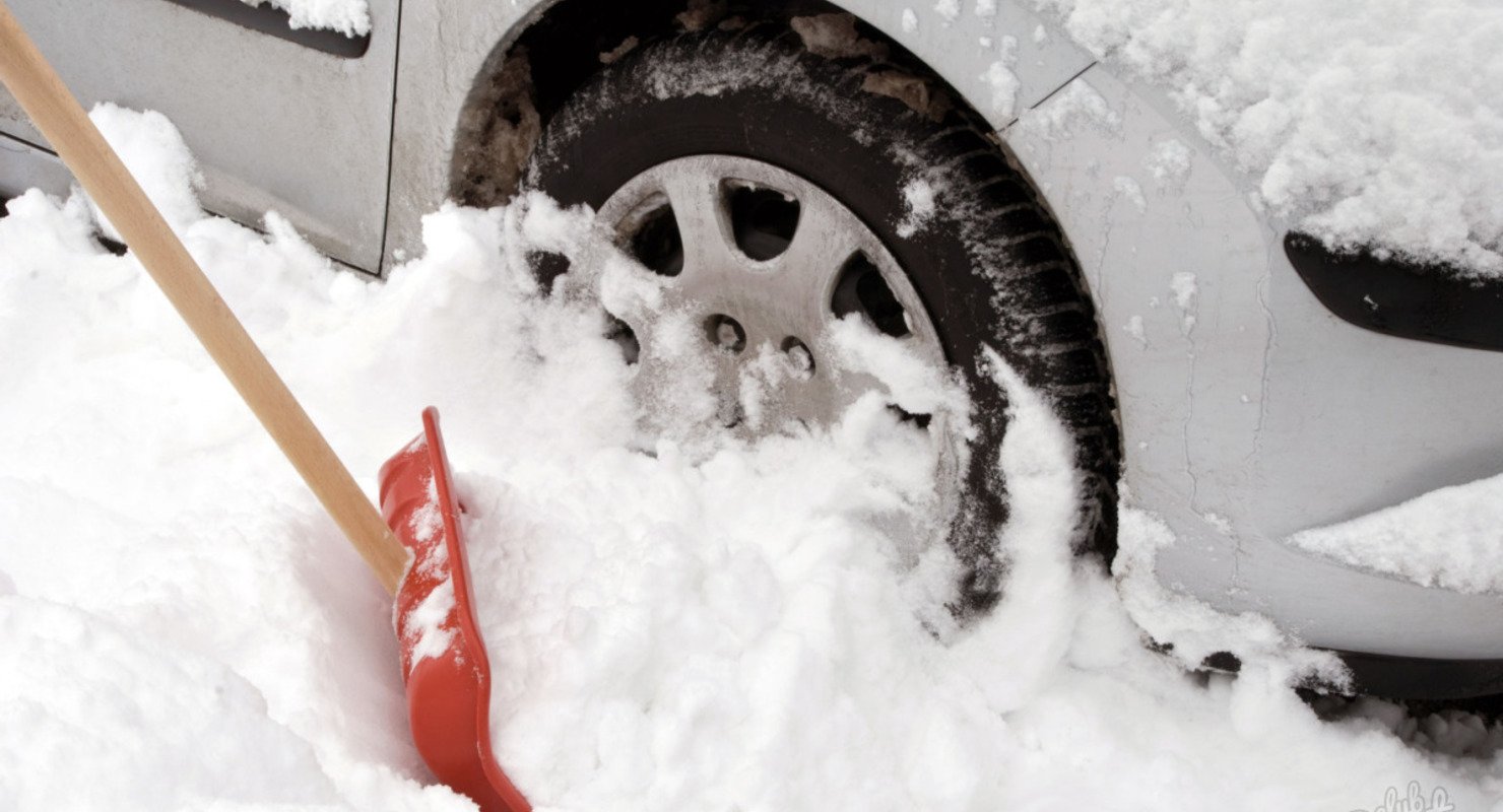 Откопала или откапала. Автомобиль застрял в снегу. Машина буквюсвет в снегу. Автомобиль застрял в сугробе. Машина забуксовала в снегу.