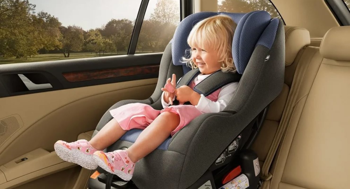 Можно ставить автокресло на переднее. Ребенок в автокресле. Автомобильное кресло для детей. Детский кресло для автомобиля. Автокресло в машине.