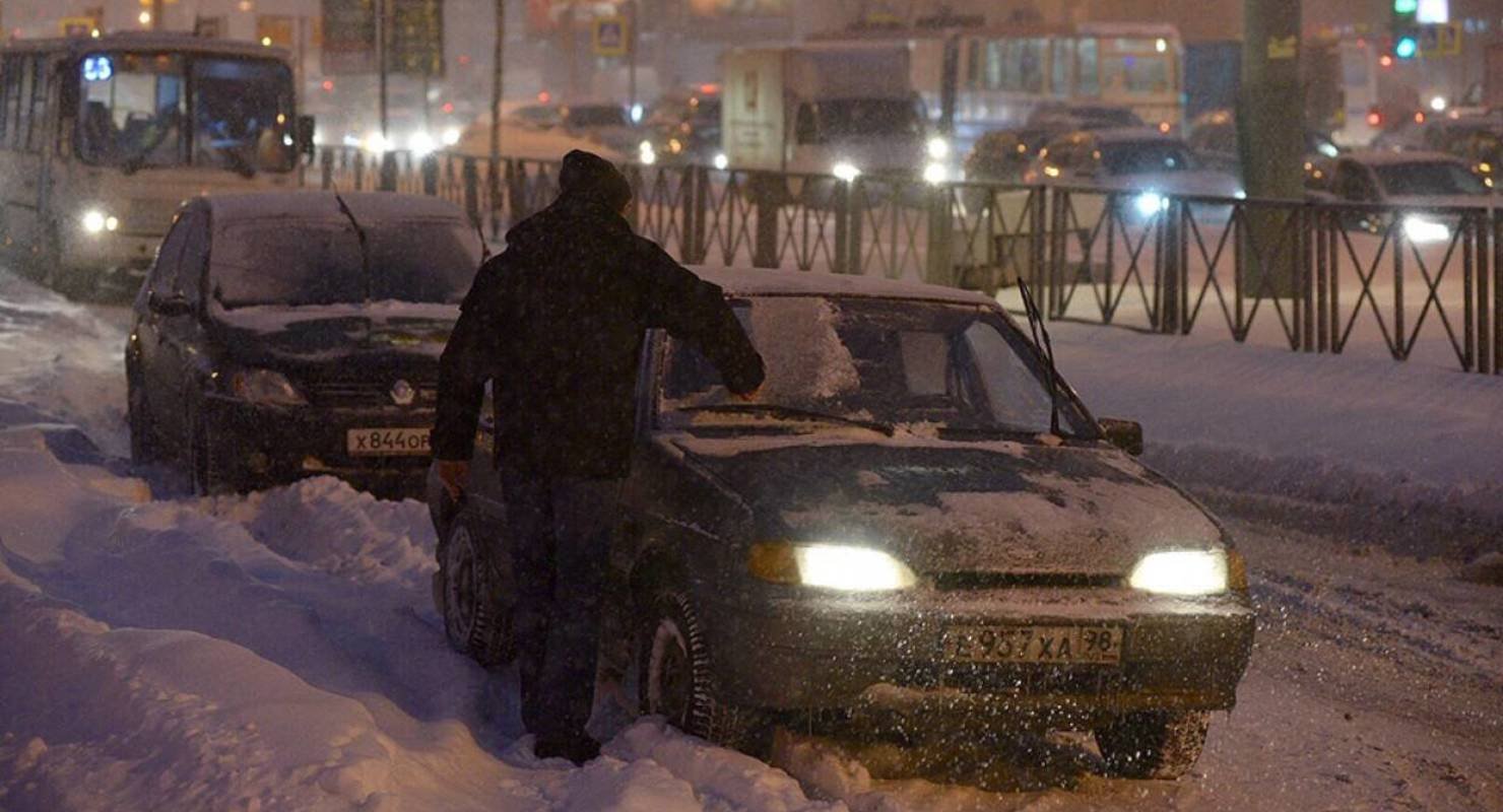 На машине из москвы зимой куда. Машина зимой. Машины России. Тачки зимой ночью. Зима в России дороги.