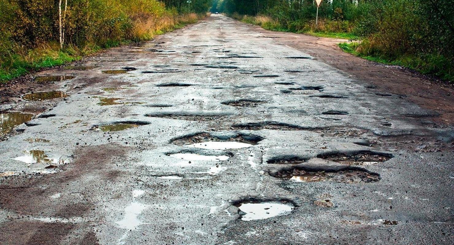 Рваная дорога. Плохие дороги в России. Дороги Архангельской области. Разбитая дорога. Разбитые дороги России.