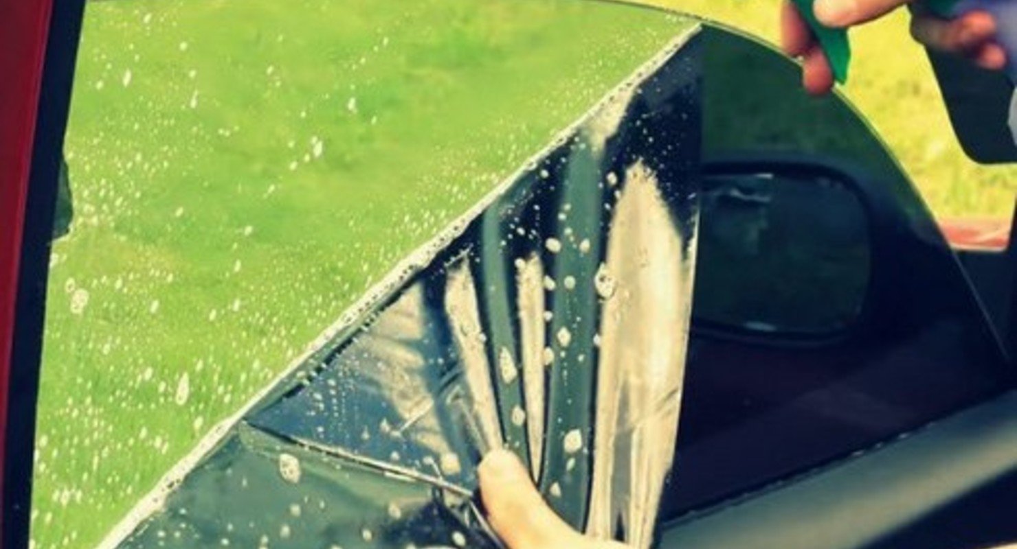 Как клеить солнцезащитные. Растонировка стекол автомобиля. Демонтаж пленки со стекол. Растонировали лобовое стекло. Снятие тонировки с лобового стекла.