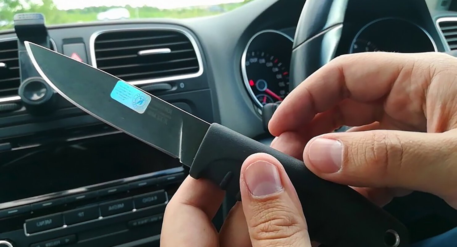 Можно в самолет брать нож. Нож в машину. Авто ножик. Разрешённые ножи в автомобиле. Небольшой нож в машину.
